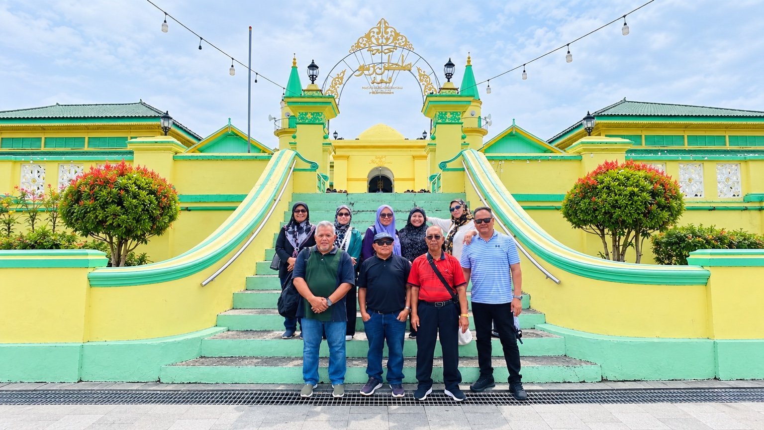 INDATU GROUP guests in front of the mosque on Pulau Penyengat.