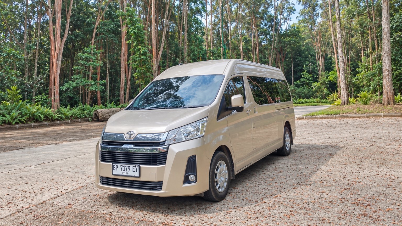 Toyota Hiace Premio beige, kendaraan utuh dalam foto landscape.