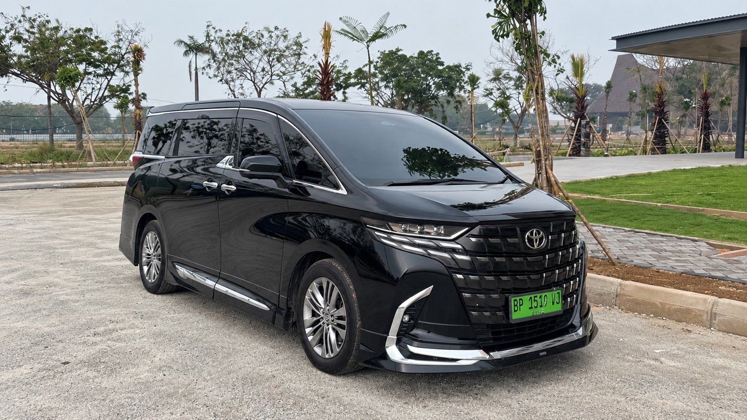 Toyota Alphard Gen 4 hitam, kendaraan utuh dalam foto landscape.