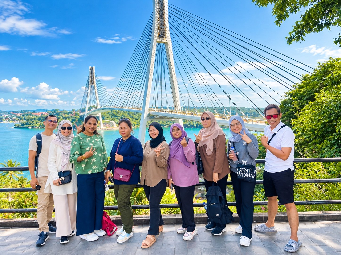 Sembilan pelanggan di Jembatan Barelang, Batam.
