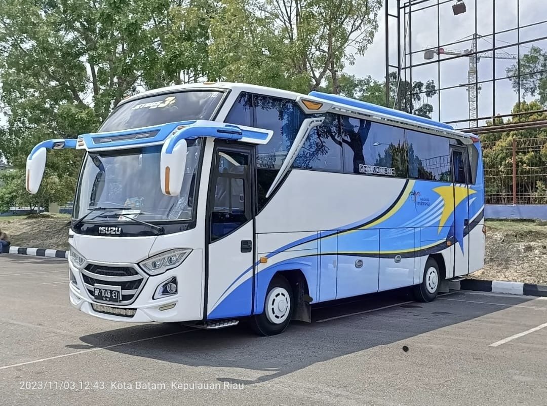 Isuzu Medium Bus — 33 passenger seats