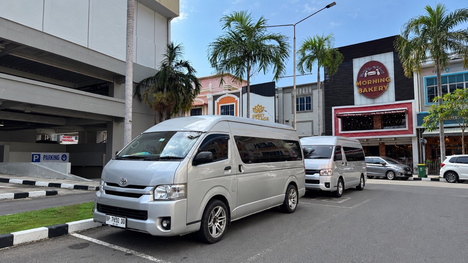 Dua Toyota Hiace Commuter perak dekat Terminal Feri Harbour Bay, Batam.