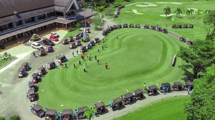 Lapangan golf Southlinks di Batam, dengan mobil golf di samping clubhouse.