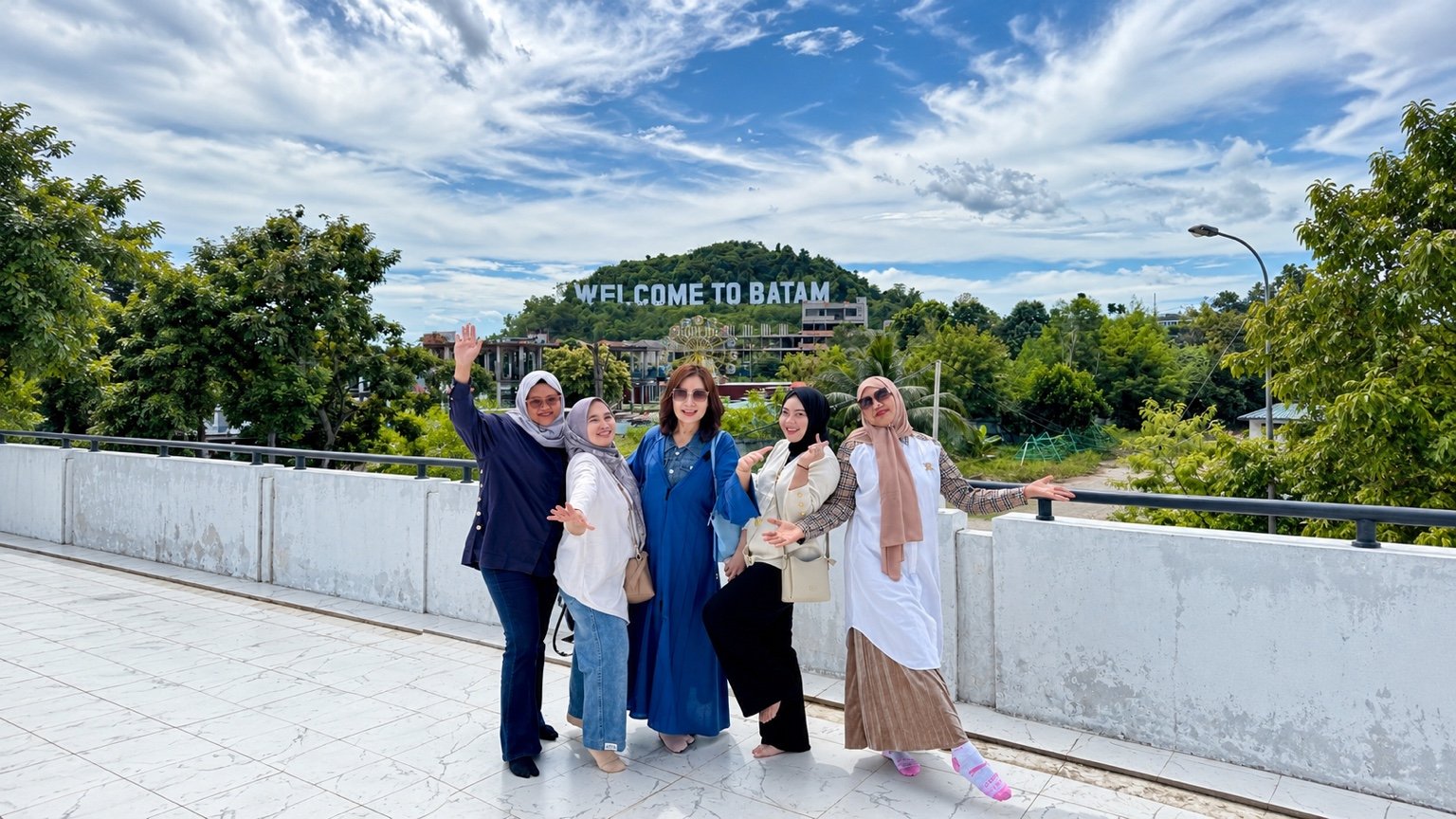 Five INDATU GROUP customers at the WELCOME TO BATAM landmark.