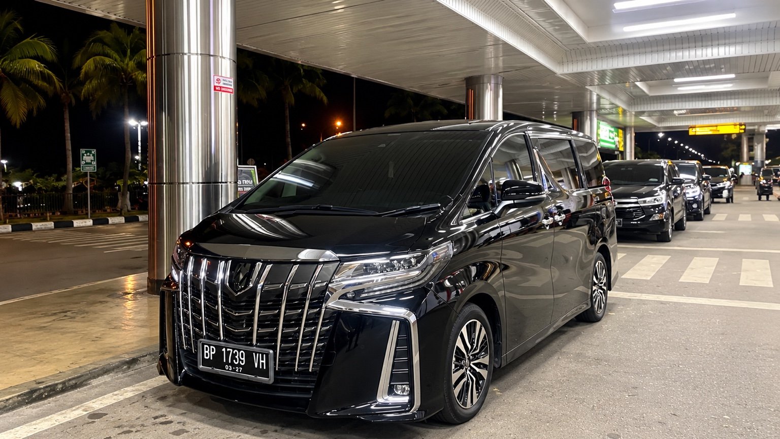 Toyota Alphard Gen 3 at night, plate BP 1739 VH