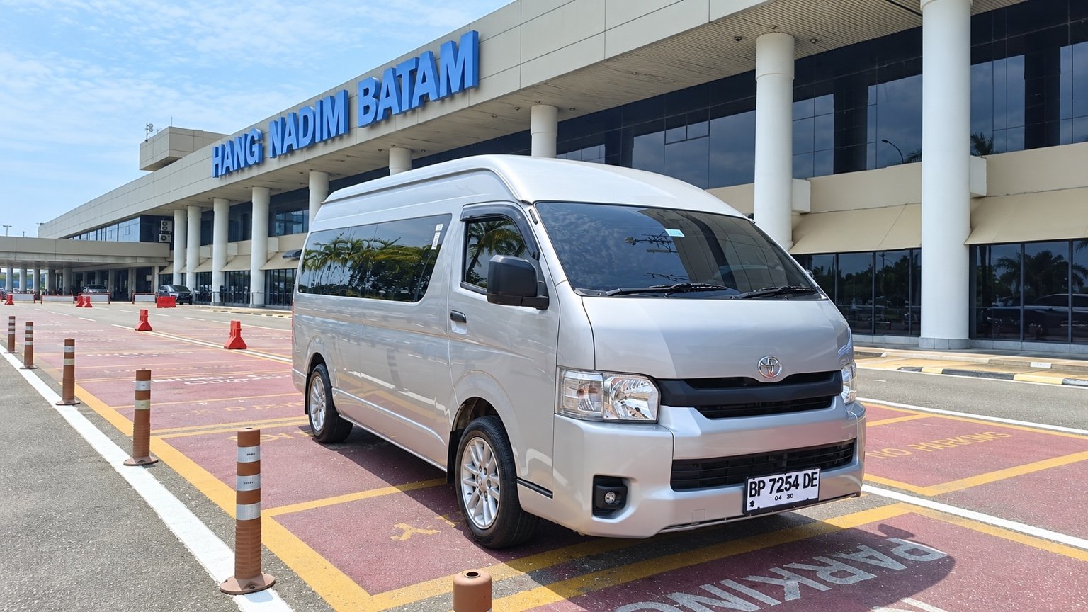 Toyota Hiace Commuter silver di Bandara Hang Nadim, Batam.